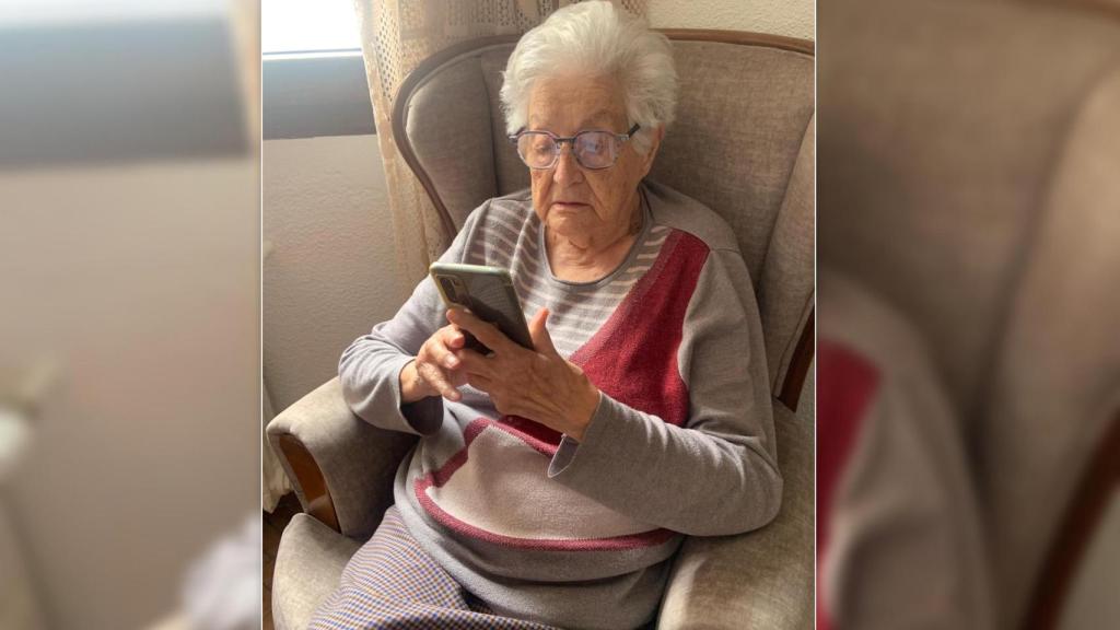 Milagros León Franco, de 97 años, utiliza su móvil para buscar información con la inteligencia artificial