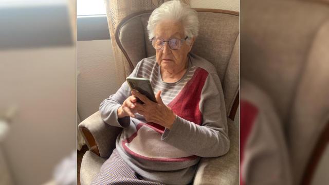 Milagros León Franco, de 97 años, utiliza su móvil para buscar información con la inteligencia artificial