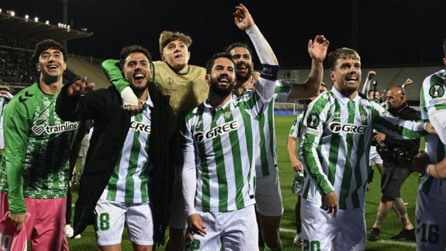 Los jugadores del Betis celebran su pase a la final de la Conference League