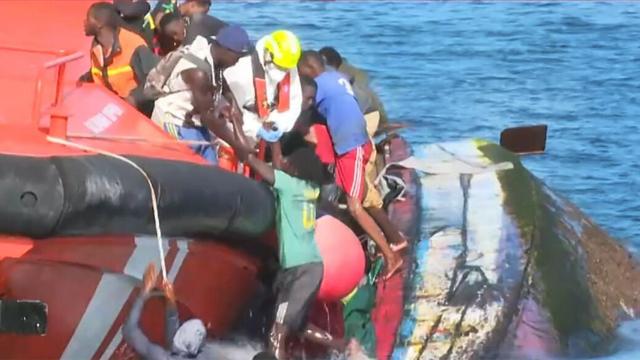 Momento en el que varias personas son rescatadas en el puerto de La Restinga, en El Hierro.
