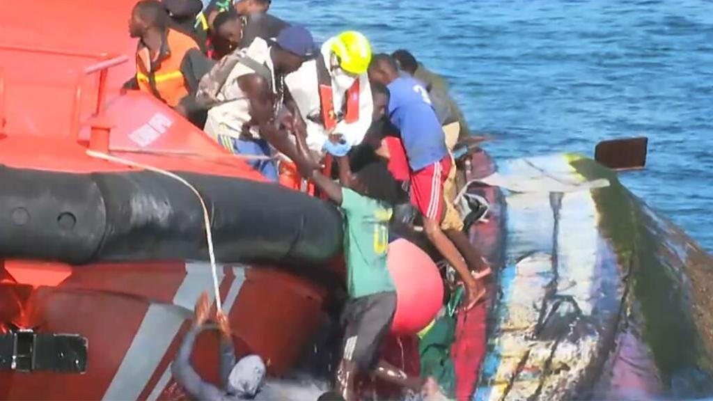 Momento en el que varias personas son rescatadas en el puerto de La Restinga, en El Hierro.