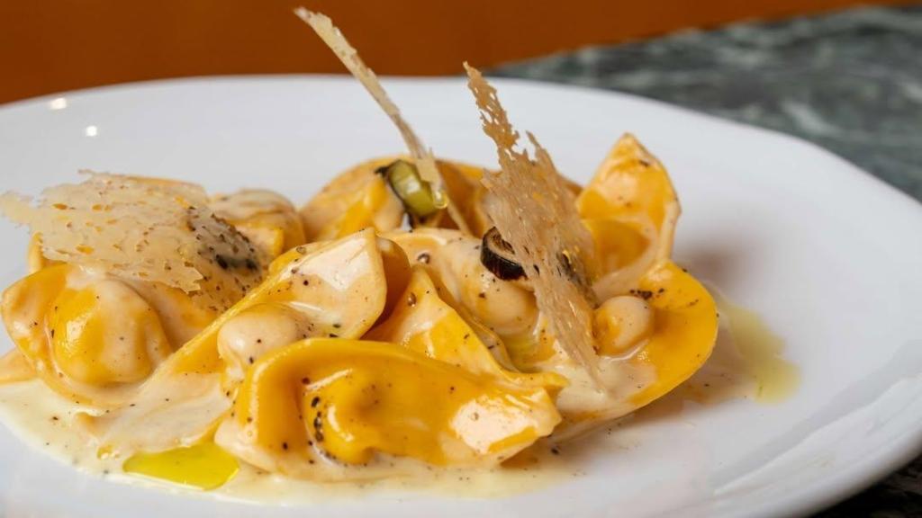 Ravioli cacio e pepe de Scarpetta Doha.