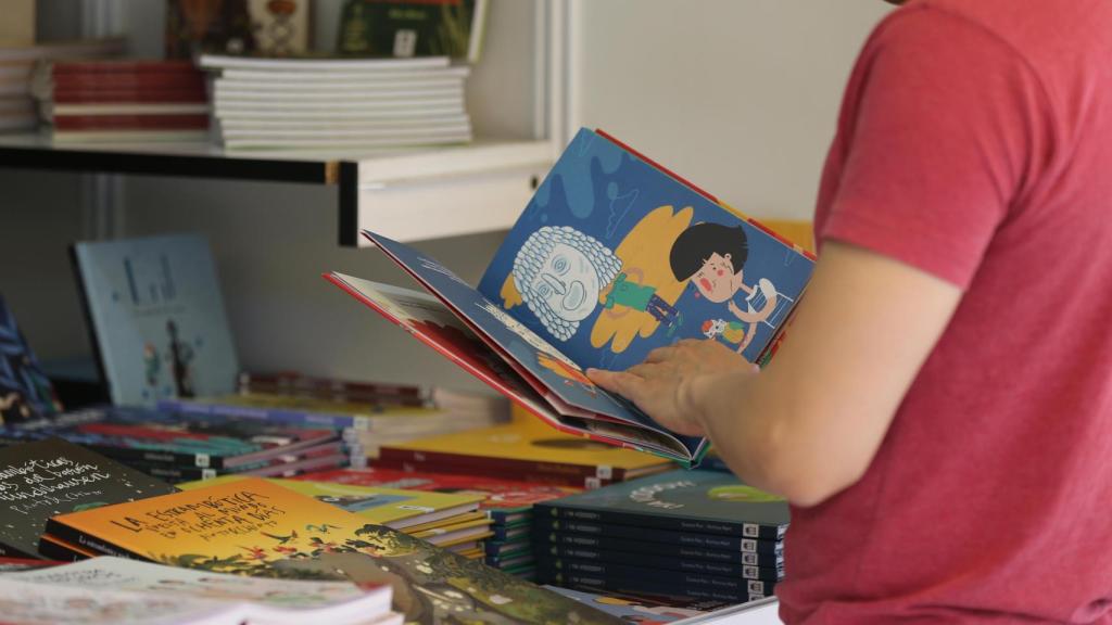 EuropaPress_4480459_persona_hojea_libro_infantil_inicio_feria_libro_2022_retiro_27_mayo_2022