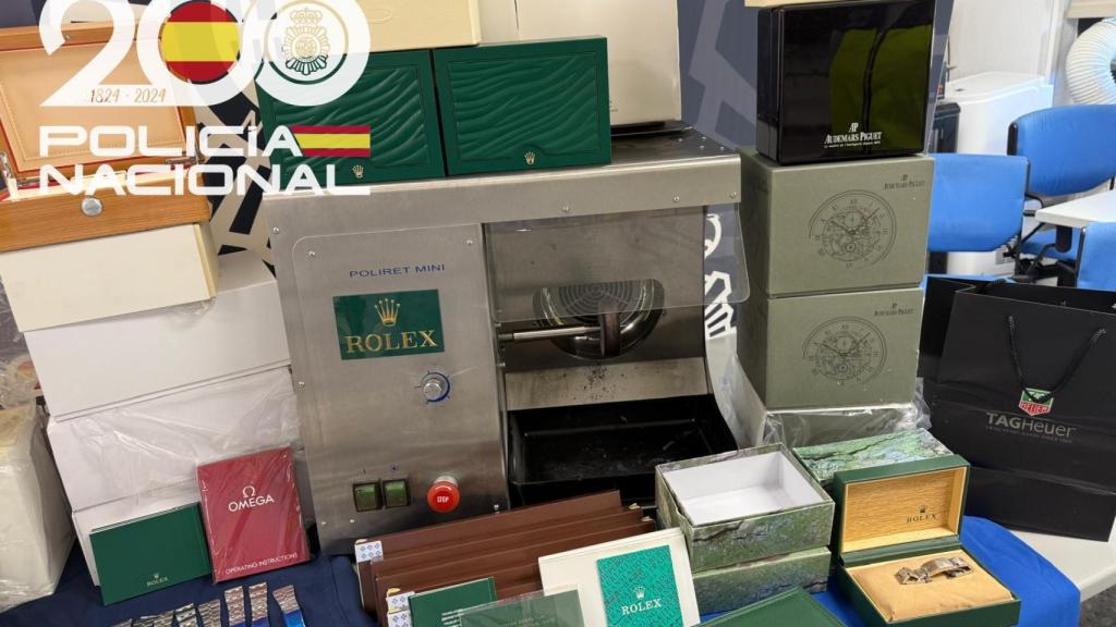 Útiles para la falsificación de relojes y sus cajas y documentación en Sevilla.