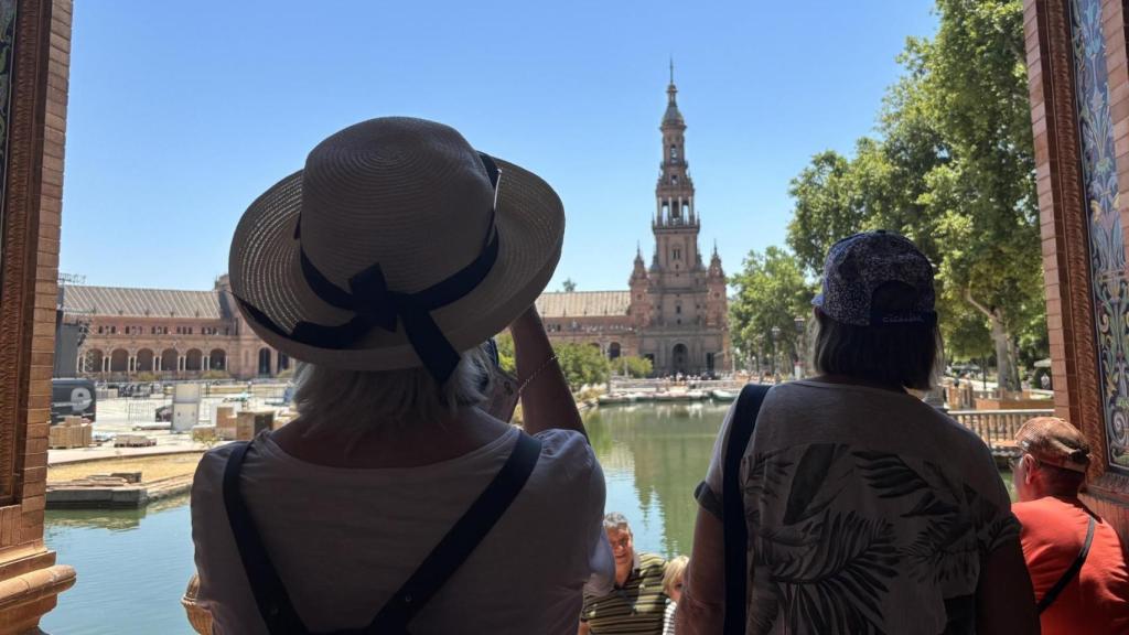 Varios turistas en la Plaza de España este lunes en Sevilla.