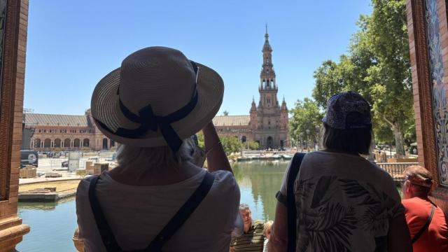 Varios turistas en la Plaza de España este lunes en Sevilla.