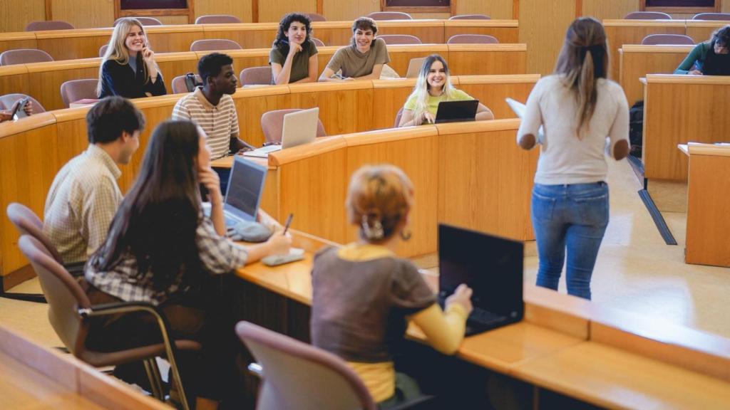 Imagen de archivo de estudiantes de universidad