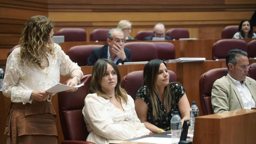 La portavoz del Grupo Socialista, Patricia Gómez Urbán, y la viceportavoz, Nuria Rubio, en la bancada socialista durante el pleno de las Cortes de este miércoles