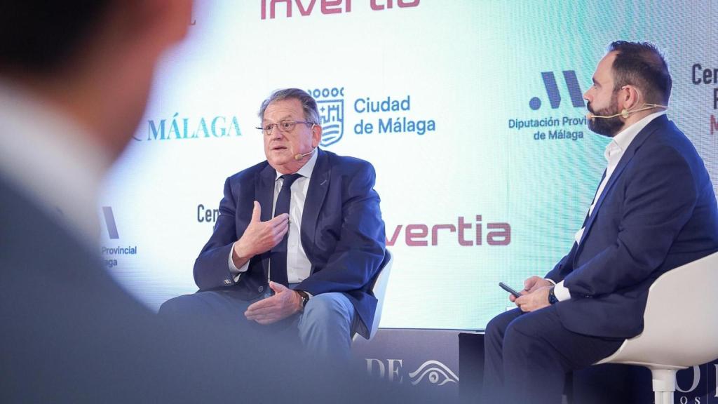 Juan de Dios Jiménez, rector de UTAMED, y Eduardo Ortega, redactor jefe de EL ESPAÑOL-Invertia.