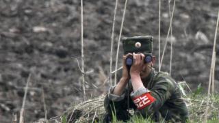 Un norcoreano vigila la frontera. Imagen de archivo.