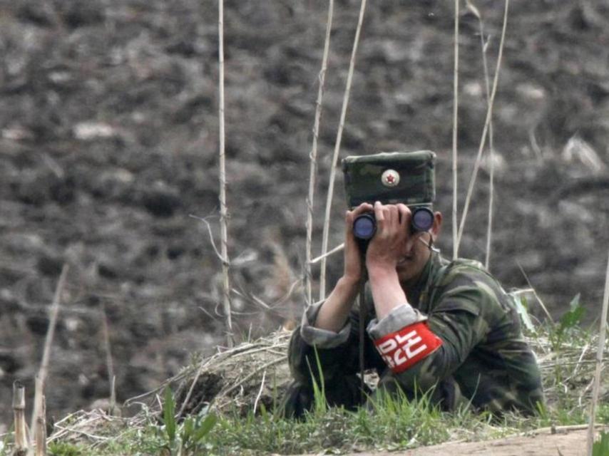 Un norcoreano vigila la frontera. Imagen de archivo.