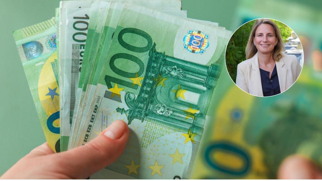 La experta en Economía, Natalia de Santiago, en un montaje con billetes de euro.