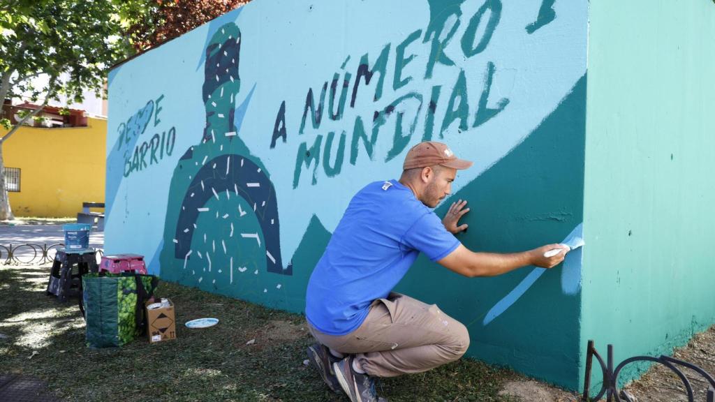 Trabajos para repintar el mural, este miércoles.