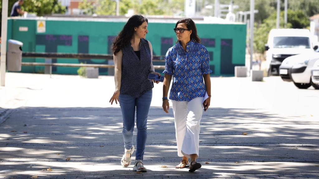 La concejala Ruth Bravo (derecha) en el barrio Oliver.