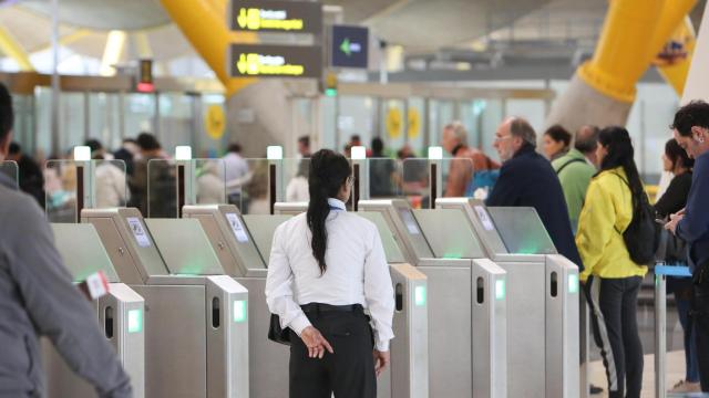 Una auxiliar de tierra del aeropuerto de Barajas.