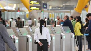 Una auxiliar de tierra del aeropuerto de Barajas.