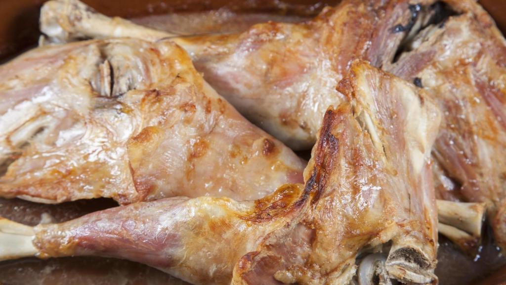 Un plato de cordero asado.