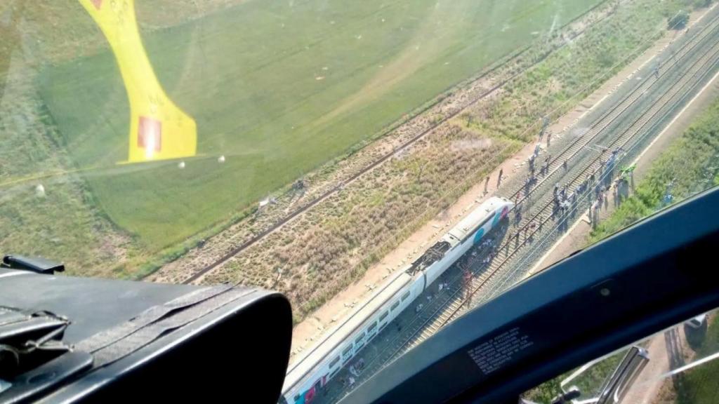 Helicóptero del 112 Aragón sobrevolando las vías del tren en el momento del apagón