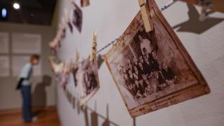 Del barro a la luz: exponen las primeras fotos rescatadas de la dana que preservan la memoria de las familias valencianas