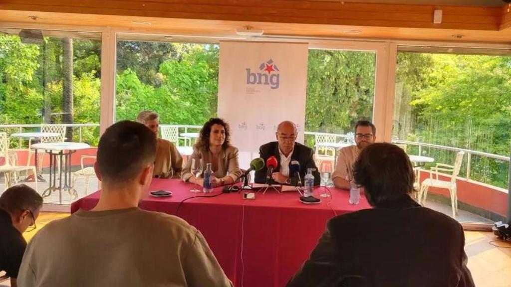 Jorquera, en el centro, con los demás concejales del BNG en la exposición del balance del mandato de Rey.