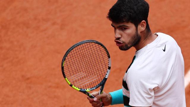 Carlos Alcaraz celebra un punto en Roland Garros 2025