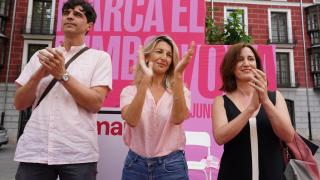 El coordinador general de IU Castilla y León, Juan Gascón, la vicepresidenta segunda del Gobierno y ministra de Trabajo, Yolanda Díaz, y la exconcejal en el Ayuntamiento de Valladolid María Sánchez, en un acto en la capital vallisoletana