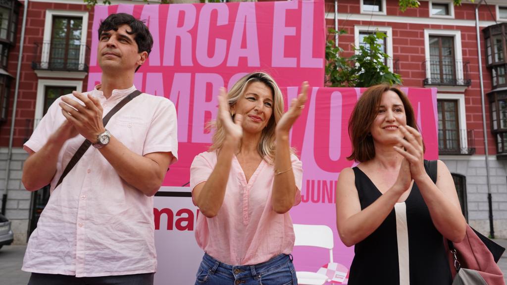 El coordinador general de IU Castilla y León, Juan Gascón, la vicepresidenta segunda del Gobierno y ministra de Trabajo, Yolanda Díaz, y la exconcejal en el Ayuntamiento de Valladolid María Sánchez, en un acto en la capital vallisoletana
