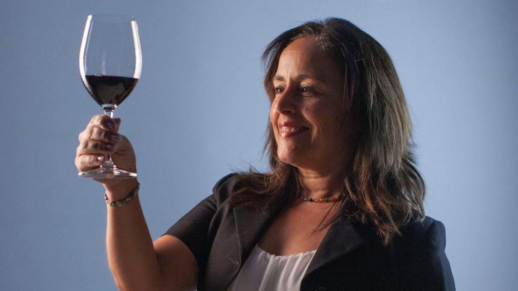 Begoña Jovellar mirando su vino tinto.