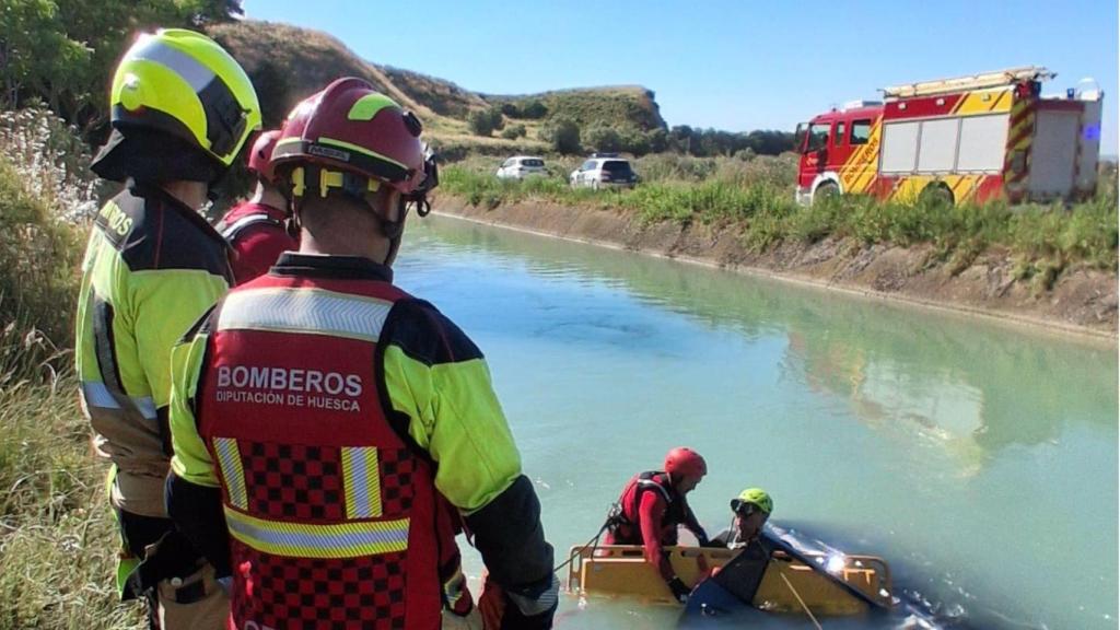 Los equipos subactuáticos en el momentos del rescate de la víctima del siniestro de la A-140, en Albelda