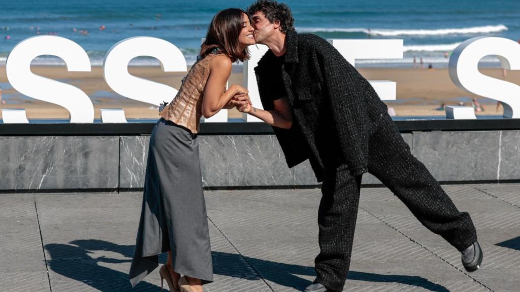 Macarena García y Javier Ambrossi en el Festival de San Sebastián.