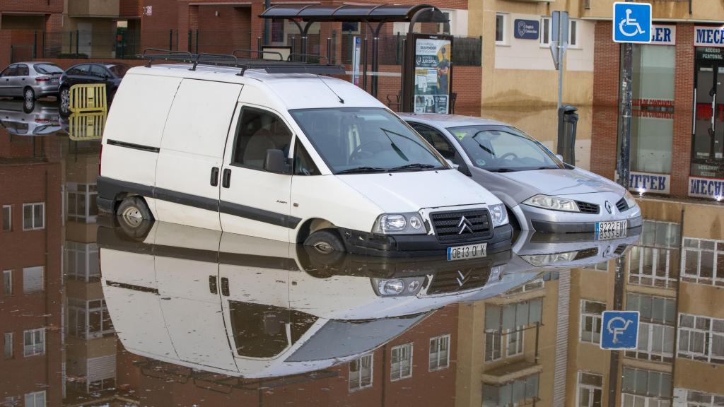 Unos coches sumergidos tras una inundación, en imagen de archivo