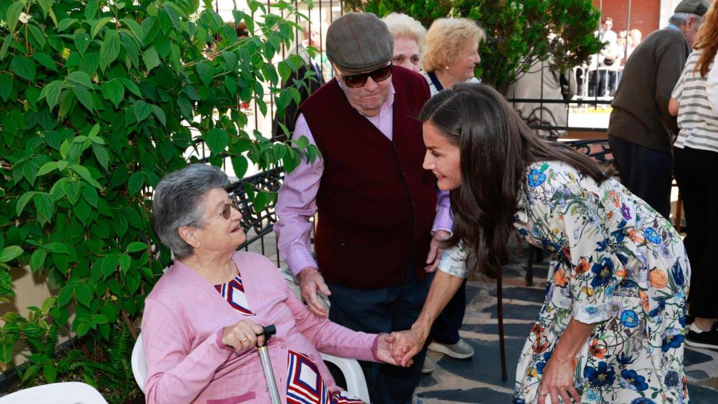 Letizia junto a los usuarios del Centro de Día y Residencia Fray Sebastián García para personas mayores.