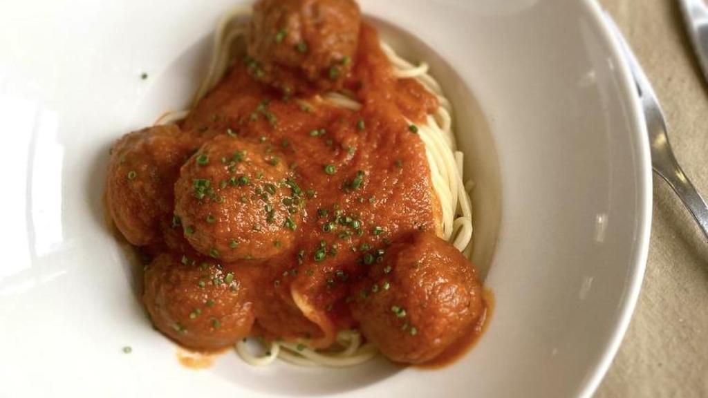 Plato de albóndigas con pasta de Casa Perucho.