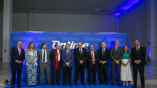 Foto de familia de la inauguración de la empresa logística Ontime en Noblejas.