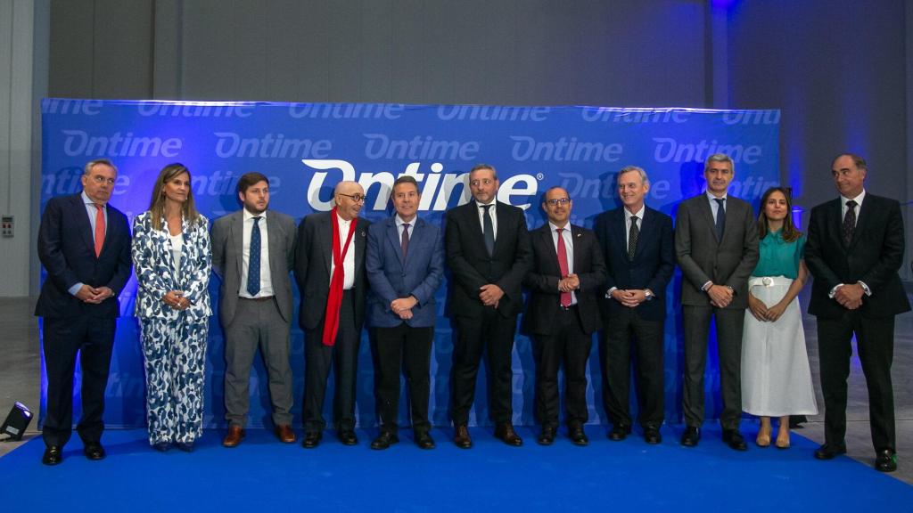 Foto de familia de la inauguración de la empresa logística Ontime en Noblejas.