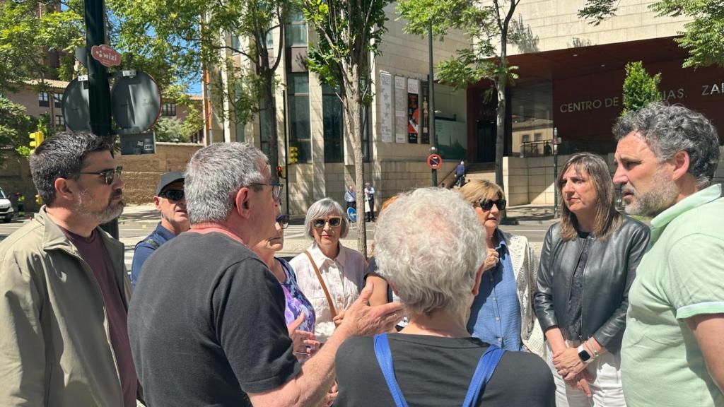 La portavoz socialista, Lola Ranera, con los vecinos del entorno del parque Bruil.