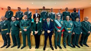 Pedro Blanco posa junto a los Guadias Civiles premiados.