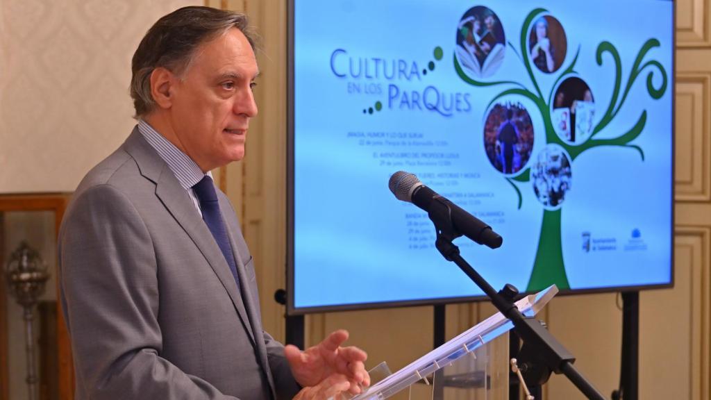El alcalde de Salamanca, Carlos García Carbayo, durante la presentación de ‘Cultura en los parques’