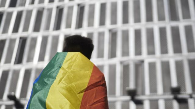 Imagen de archivo de un manifestante en la marcha del Orgullo LGTBI de Pamplona de 2022.