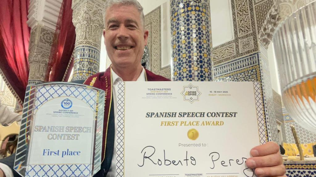 Roberto Pérez Marijuán en Rabat con sus acreditaciones como vencedor.