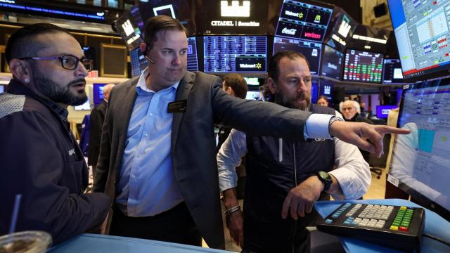 Varios operadores trabajan en el parqué de la Bolsa de Nueva York.