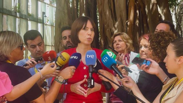 Diana Morant este miércoles en el patio ficus de Les Corts Valencianes. EE