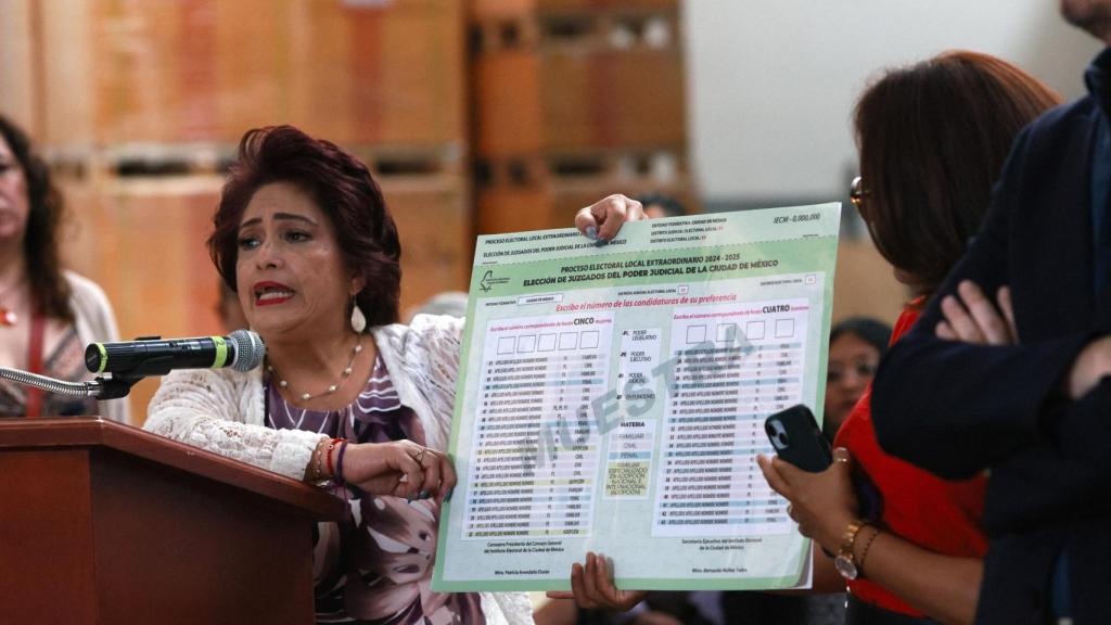 Patricia Avendaño, funcionaria del Consejo Electoral de la Ciudad de México , muestra una muestra de la boleta que se utilizará en las próximas elecciones judiciales y de magistrados del 1 de junio.