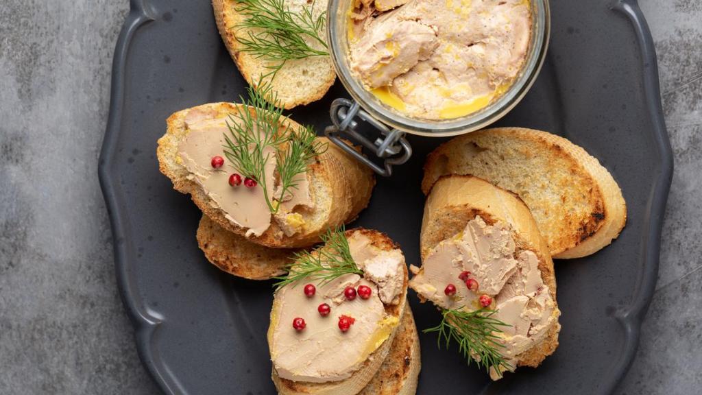 Tostadas de pan con foie gras untado.