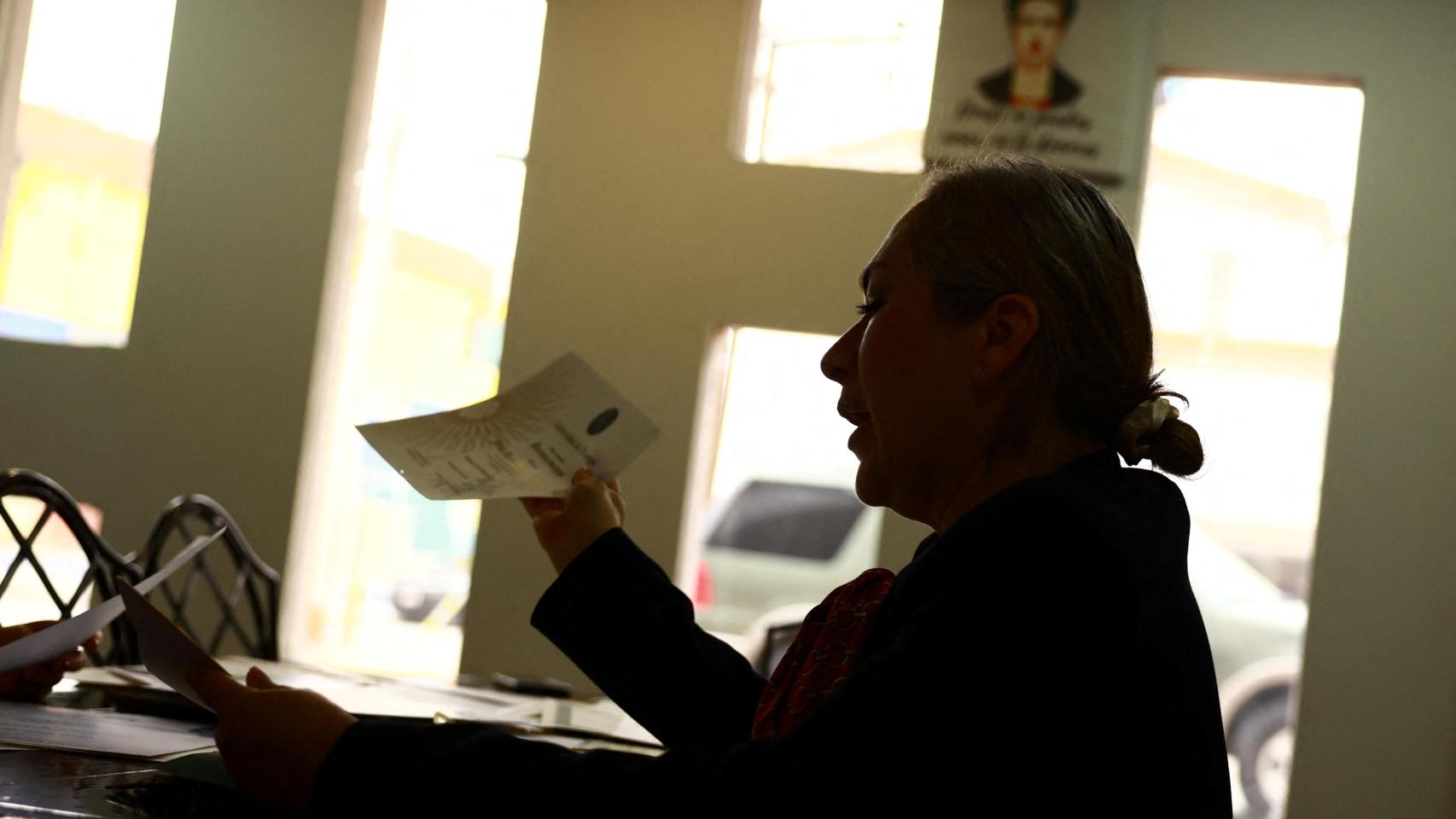 Silvia Delgado, ex abogada defensora del jefe del Cártel de Sinaloa, Joaquín El Chapo Guzmán en 2016 y actual candidata a jueza penal, muestra documentos durante una entrevista antes de las primeras elecciones judiciales de México.