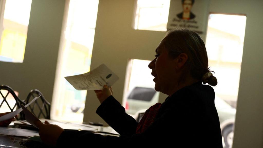 Silvia Delgado, ex abogada defensora del jefe del Cártel de Sinaloa, Joaquín El Chapo Guzmán en 2016 y actual candidata a jueza penal, muestra documentos durante una entrevista antes de las primeras elecciones judiciales de México.