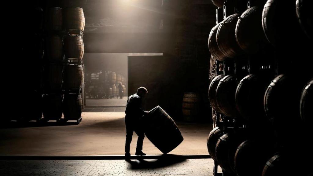 Imagen de un trabajador en un parque de barricas.