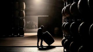 Imagen de un trabajador en un parque de barricas.