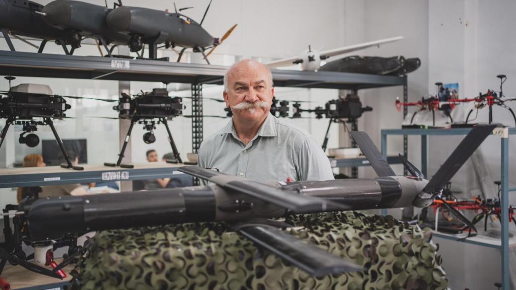 El coronel Félix Hernanz posa frente a un dron merodeador MILVUS en las instalaciones de Swarming Technologies and Solutions, en Getafe (Madrid).