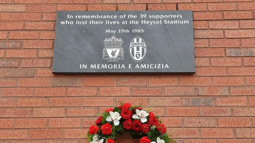 Placa de homenaje a los 39 fallecidos en la tragedia de Heysel.